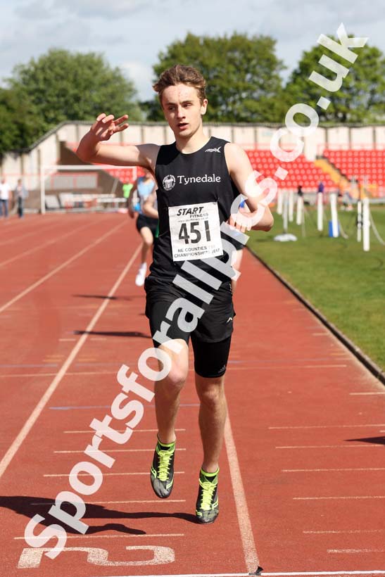 Mens under-17s 800 metres, North Eastern Champs, Gateshead Stadium. Photo: David T. Hewitson/Sports for All Pics